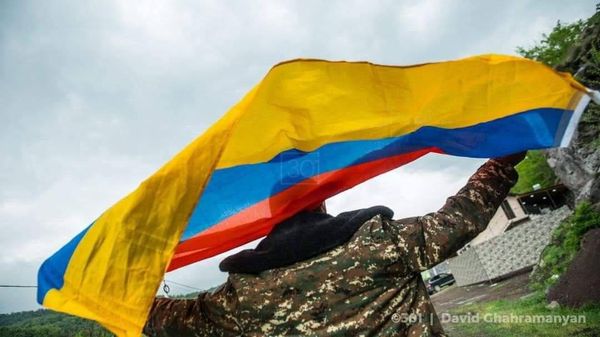 Участник шествия в триколором на дороге в Дилижан (5 мая 2024). Тавуш - Sputnik Армения