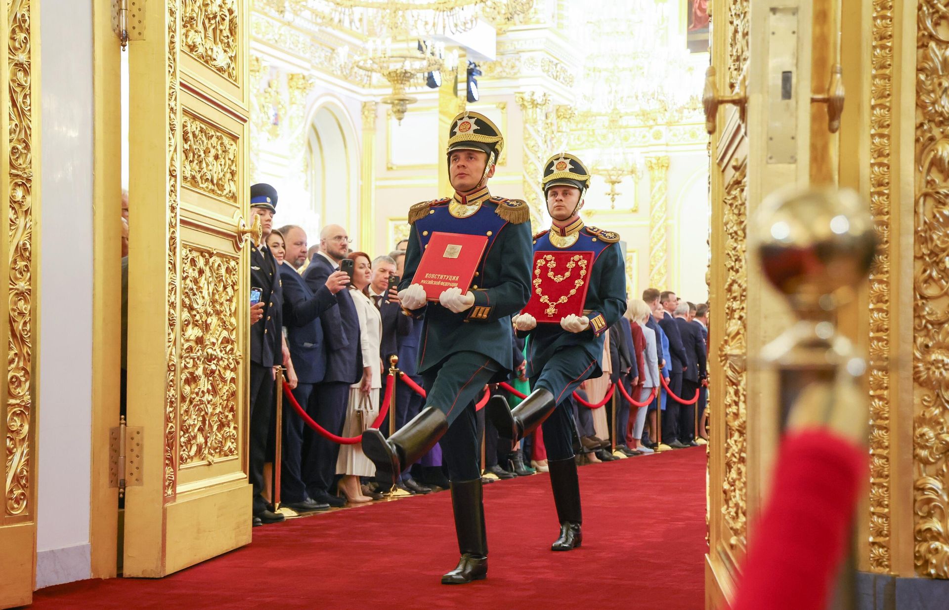 Солдаты Президентского полка вносят специальный экземпляр Конституции и знак президента на церемонию инаугурации президента РФ Владимира Путина в Кремле (7 мая 2024). Москва - Sputnik Армения, 1920, 07.05.2024