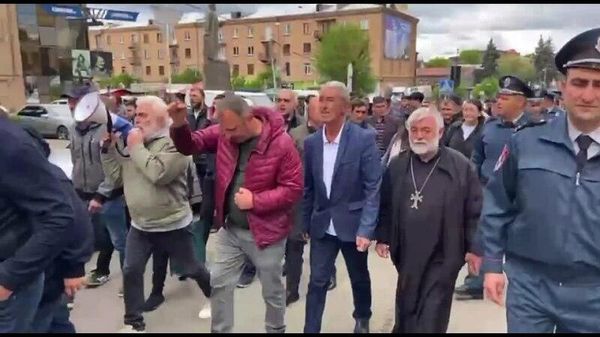 Գյումրիում Շիրակի թեմի առաջնորդ  Միքայել արքեպիսկոպոս Աջապահյանի օրհնությամբ մեկնարկեց ավտոերթ դեպի Աբովյան - Sputnik Արմենիա