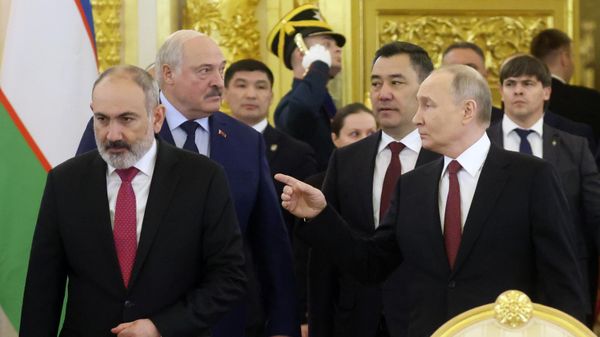 Премьер-министр Армении Никол Пашинян и президент РФ Владимир Путин на юбилейном заседании Высшего Евразийского экономического совета (ВЕЭС) на саммите стран - участниц Евразийского экономического союза (ЕАЭС) (8 мая 2024). Москва - Sputnik Армения