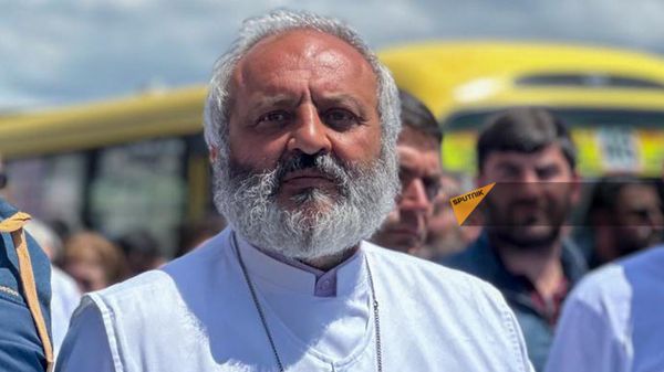 Шествие Тавуш во имя Родины во главе с епископом Багратом Галстаняном (6 мая 2024). Еревaн - Sputnik Армения