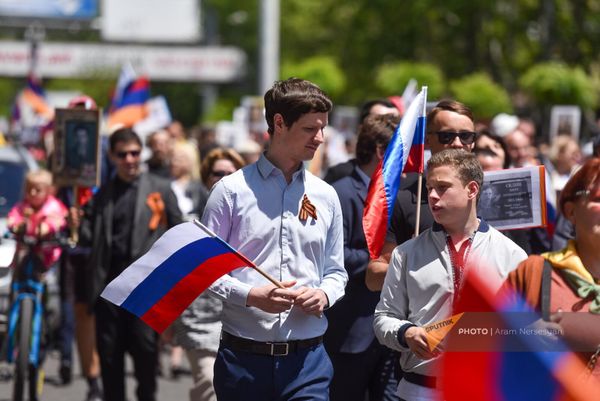 Молодежь принимает активное участие в акции "Бессмертный полк" (9 мая 2024). Еревaн - Sputnik Армения