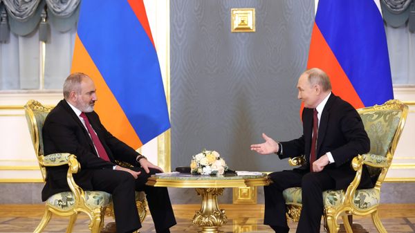 Премьер-министр Никол Пашинян и президент России Владимир Путин на двусторонней встрече в рамках саммита стран - участниц Евразийского экономического союза (ЕАЭС) (8 мая 2024). Москва - Sputnik Армения
