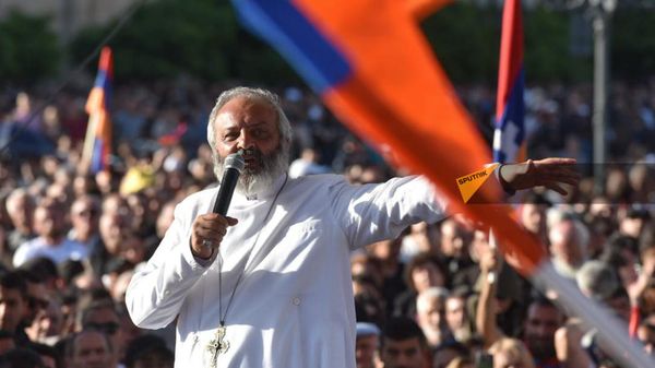 Епископ Баграт Галстанян выступает на митинге Тавуш во имя Родины на площади Республики (9 мая 2024). Еревaн - Sputnik Армения