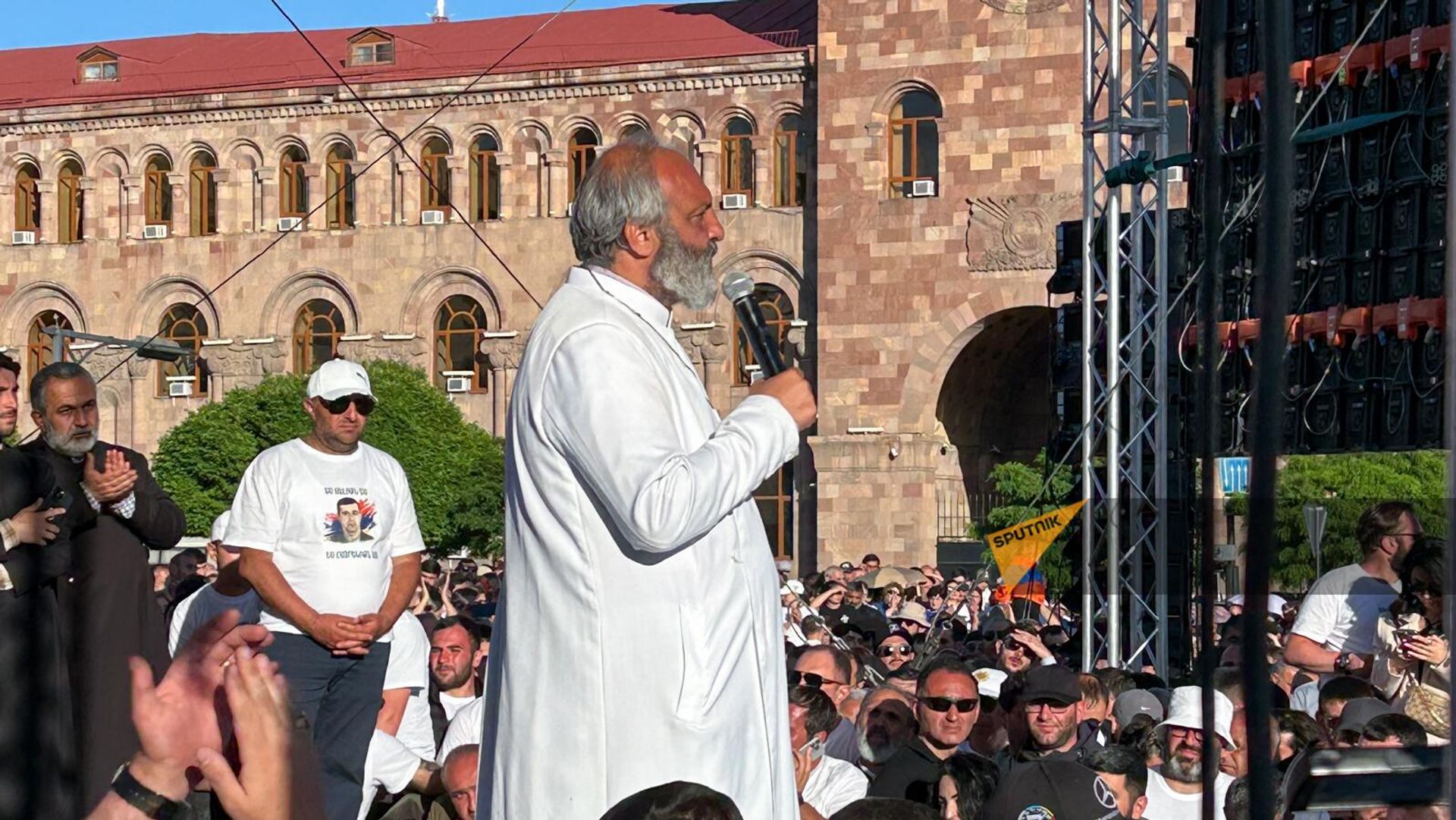 Բագրատ սրբազանը Հանրապետության հրապարակում Բագրատ սրբազանը Հանրապետության հրապարակում - Sputnik Արմենիա, 1920, 09.05.2024