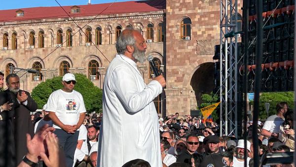 Բագրատ սրբազանը Հանրապետության հրապարակում - Sputnik Արմենիա