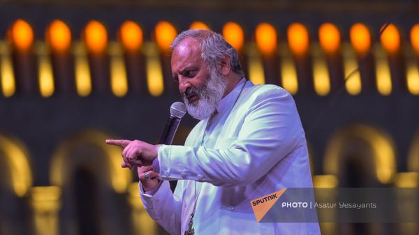 Епископ Баграт Галстанян выступает на митинге Тавуш во имя Родины на площади Республики (9 мая 2024). Еревaн - Sputnik Армения