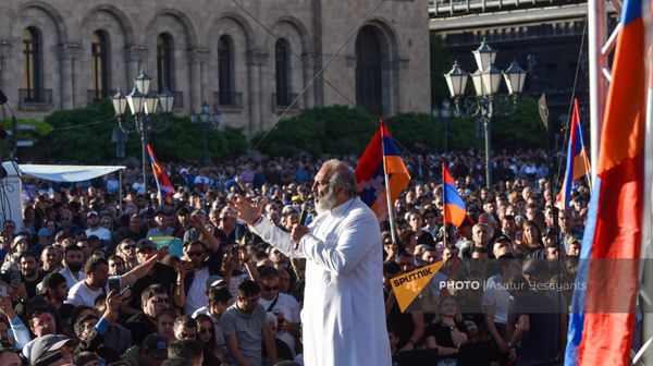 Епископ Баграт Галстанян выступает на митинге Тавуш во имя Родины на площади Республики (9 мая 2024). Еревaн - Sputnik Армения