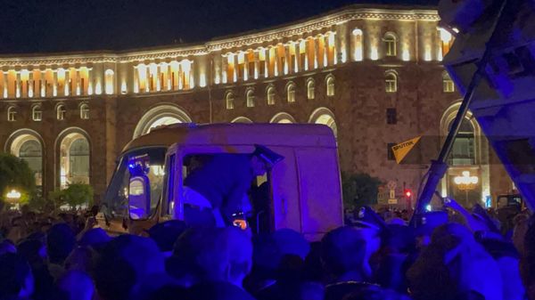 Հրապարակ մտած բեռնատարը - Sputnik Արմենիա