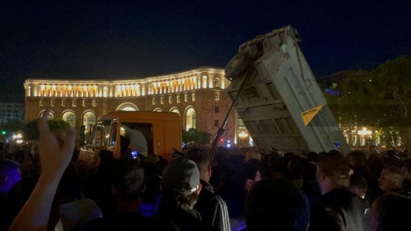 Камаз въехал в толпу митингующих на площади Республики (9 мая 2024). Еревaн - Sputnik Армения