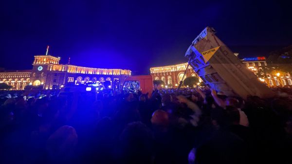 Камаз въехал в толпу митингующих на площади Республики (9 мая 2024). Еревaн - Sputnik Армения