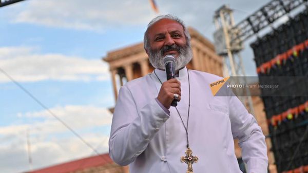 Епископ Баграт Галстанян на митинге на площади Республики (10 мая 2024). Еревaн - Sputnik Армения