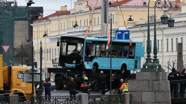 Сотрудники спасательной службы МЧС РФ поднимают упавший в реку Мойку с Поцелуева моста пассажирский автобус (10 мая 2024). Санкт-Петербург - Sputnik Армения