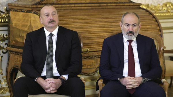 Премьер-министр Никол Пашинян и президент Азербайджана Ильхам Алиев во время визита глав государств СНГ в Екатерининский дворец на полях встречи глав государств СНГ (26 декабря 2023). Санкт-Петербург - Sputnik Армения
