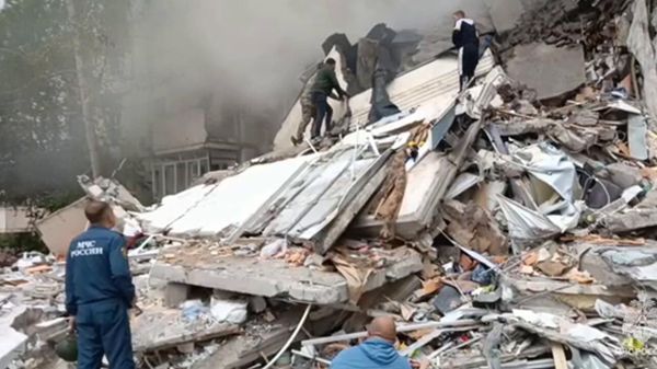 Спасатели на месте трагедии в Белгороде объявляют минуты тишины, чтобы услышать пострадавших - Sputnik Արմենիա