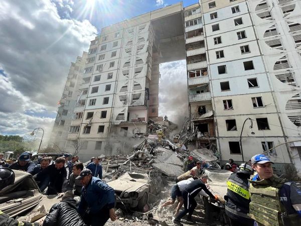 На месте обрушения подъезда в жилом доме в Белгороде в результате обстрела ВСУ - Sputnik Армения