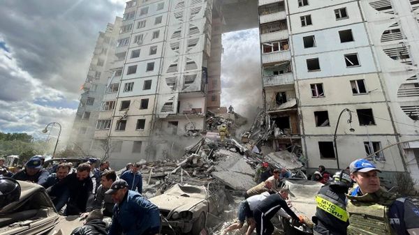 На месте обрушения подъезда в жилом доме в Белгороде в результате обстрела ВСУ - Sputnik Армения