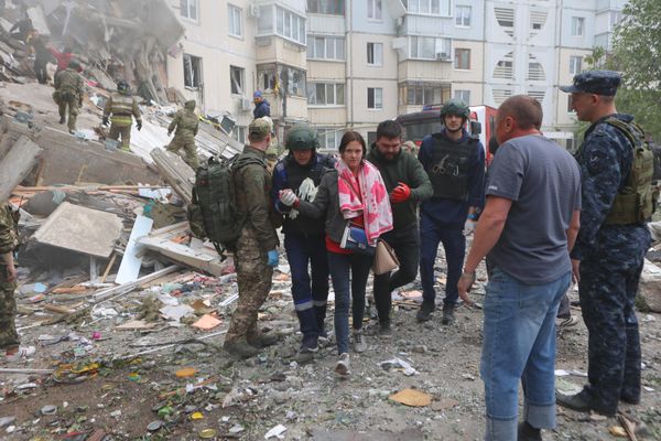 На месте обрушения подъезда в жилом доме в Белгороде в результате обстрела ВСУ - Sputnik Армения