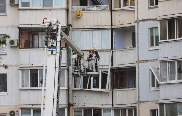 Эвакуация жителей из квартир жилого дома в Белгорода, у которого обрушился подъезд в результате обстрела ВСУ - Sputnik Армения