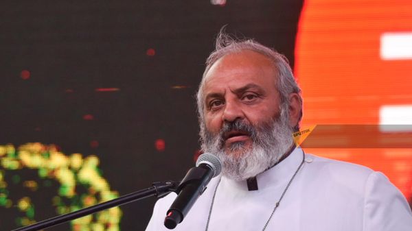 Епископ Баграт Галстанян выступает на митинге Тавуш во имя Родины на площади Республики (12 мая 2024). Еревaн - Sputnik Армения