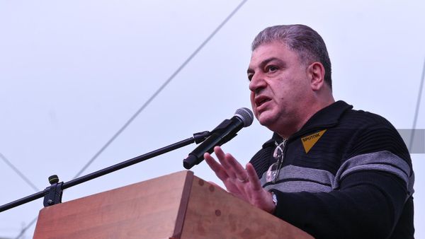Бывший генеральный секретарь иностранных дел, Чрезвычайный и Полномочный Посол Ваагн Меликян на митинге Тавуш во имя Родины на площади Республики (12 мая 2024). Еревaн - Sputnik Армения