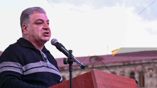 Бывший генеральный секретарь иностранных дел, Чрезвычайный и Полномочный Посол Ваагн Меликян на митинге Тавуш во имя Родины на площади Республики (12 мая 2024). Еревaн - Sputnik Армения