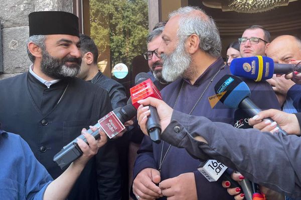 Епископ Баграт Галстанян среди участников акций неповиновения на улице Абовяна (13 мая 2024). Еревaн - Sputnik Армения