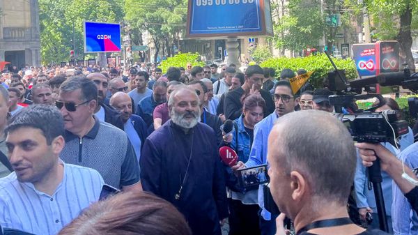 Բագրատ սրբազանն ու նրա կողմնակիցները երթով հասան Նկարիչների միություն - Sputnik Արմենիա