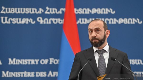 Министр иностранных дел Арарат Мирзоян на пресс-конференции по итогам встречи с коллегой из Мальты Яном Боргом (13 мая 2024). Еревaн - Sputnik Արմենիա