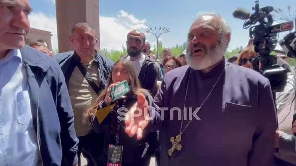 Բագրատ սրբազանի առաջնորդությամբ երթը հասավ ՀՀ գիտությունների ազգային ակադեմիա - Sputnik Արմենիա