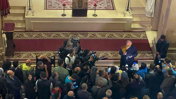 Епископ Баграт Галстанян со сторонниками и верующими в церкви Св. Анны (13 мая 2024). Еревaн - Sputnik Армения