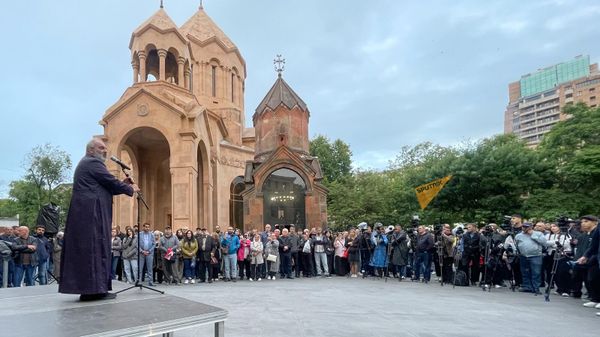 Архиепископ Баграт Галстанян проводит акцию во дворе церкви св. Анны (14 мая 2024). Еревaн - Sputnik Армения