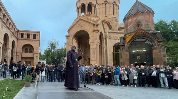 Архиепископ Баграт Галстанян проводит акцию во дворе церкви св. Анны (14 мая 2024). Еревaн - Sputnik Արմենիա