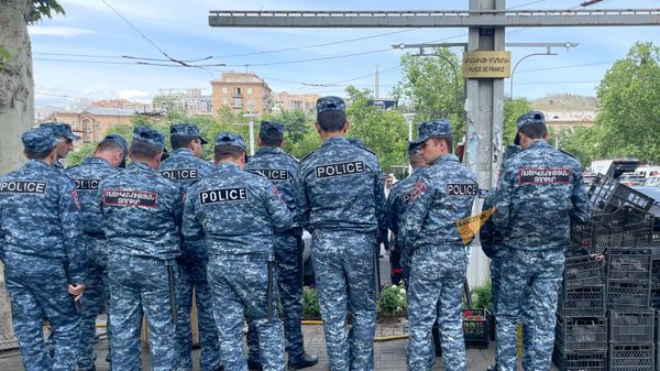 Полицейские в преддверии объявленной акции у здания Оперы (15 мая 2024). Еревaн - Sputnik Армения