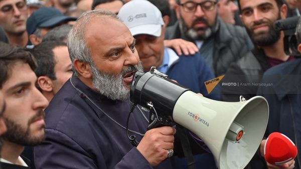 Архиепископ Баграт Галстанян возглавляет шествие в рамках акции неповиновения (15 мая 2024). Еревaн - Sputnik Армения