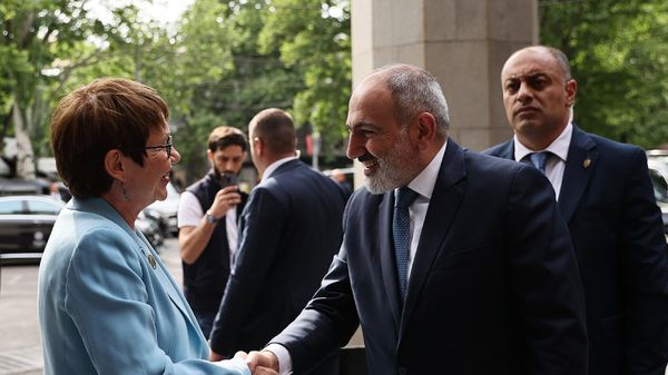 Премьер-министр Никол Пашинян встретился с президентом Европейского банка реконструкции и развития Одиль Рено Бассо (15 мая 2024). Еревaн - Sputnik Армения