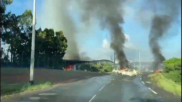 Более 200 человек были задержаны в ходе погромов, организованных сторонниками независимости от Франции в Новой Каледонии - Sputnik Армения