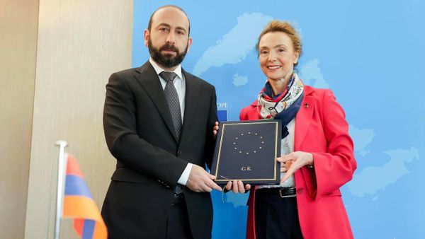 В присутствии генсека Совета Европы Марии Пейчинович-Бурич глава МИД Арарат Мирзоян подписал Конвенцию О защите прав и достоинства человека в связи с применением достижений биологии и медицины (16 мая 2024). Страсбург - Sputnik Армения