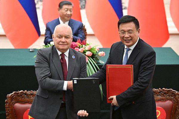 Гендиректор международной медиагруппы Россия сегодня Дмитрий Киселев и глава китайского информагентства Синьхуа Фу Хуа на церемонии подписания меморандума о проведении Экспертного форума БРИКС (16 мая 2024). Пекин - Sputnik Армения