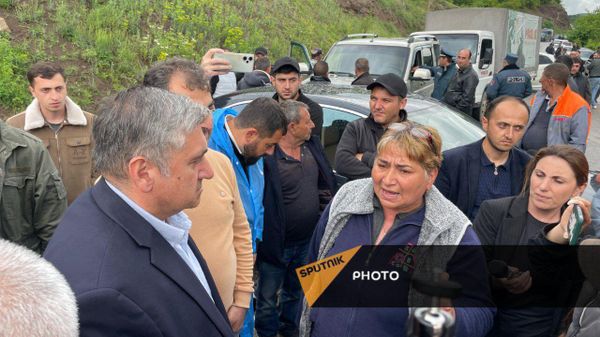 Արթուր Խաչատրյանը զրուցում է Կիրանցի բնակիչների հետ - Sputnik Արմենիա