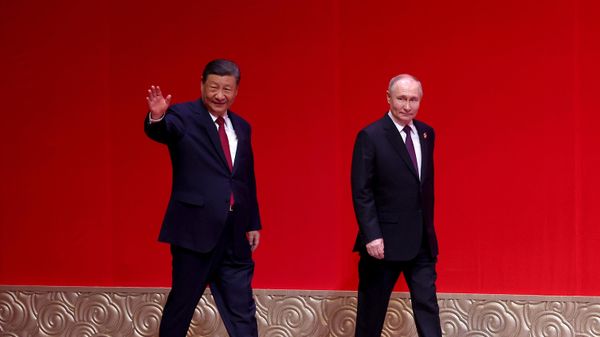 Президент России Владимир Путин и председатель КНР Си Цзиньпин принимают участие в торжественном концерте по случаю 75-летия установления дипломатических отношений между Россией и Китаем и открытия Годов культуры России и Китая (16 мая 2024). Пекин - Sputnik Армения