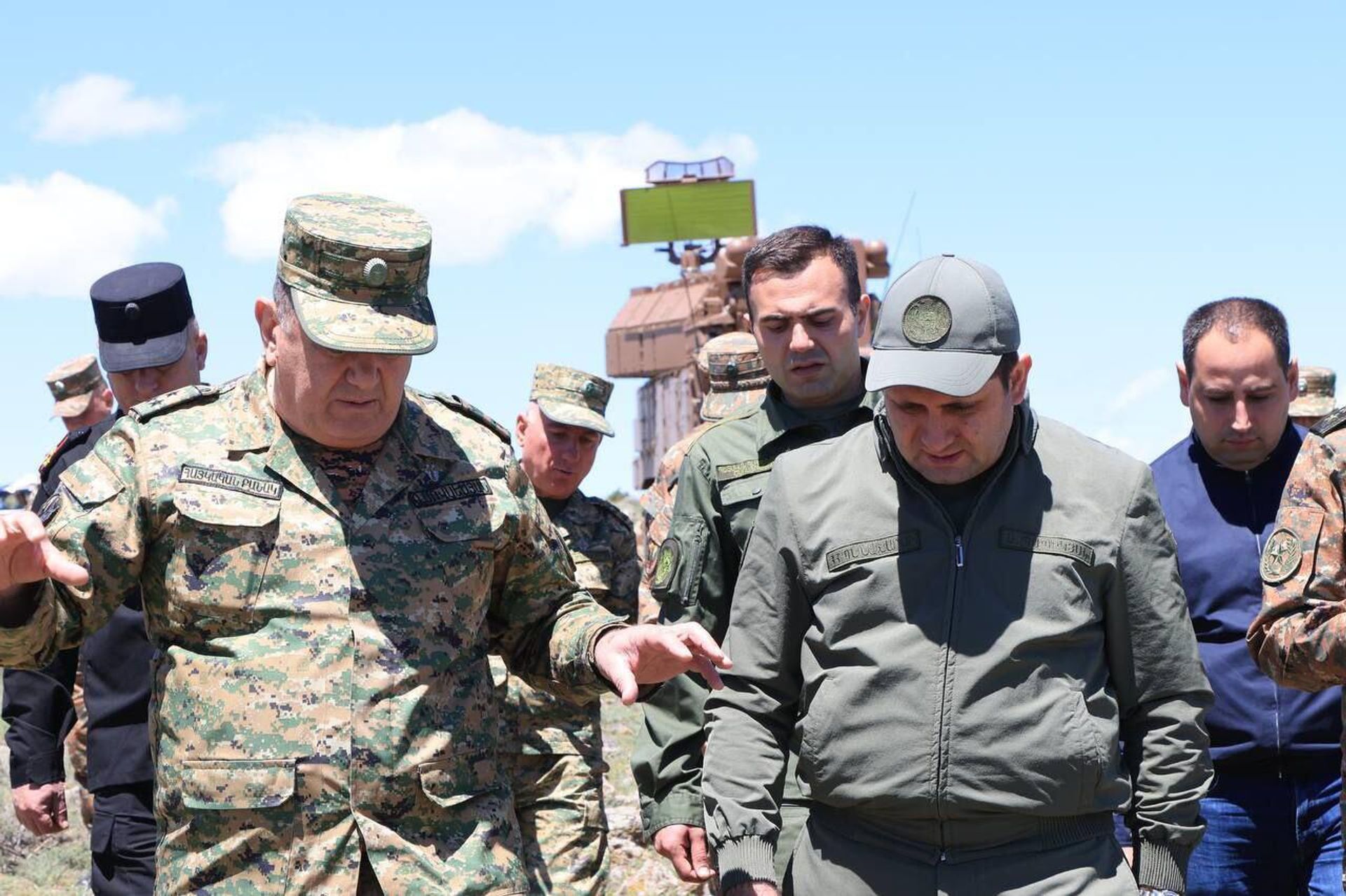 Министр обороны Сурен Папикян в сопровождении руководящего состава Вооруженных сил посетил один из учебных центров Министерства обороны (17 мая 2024). Министр обороны Сурен Папикян в сопровождении руководящего состава Вооруженных сил посетил один из учебных центров Министерства обороны (17 мая 2024). - Sputnik Արմենիա, 1920, 17.05.2024