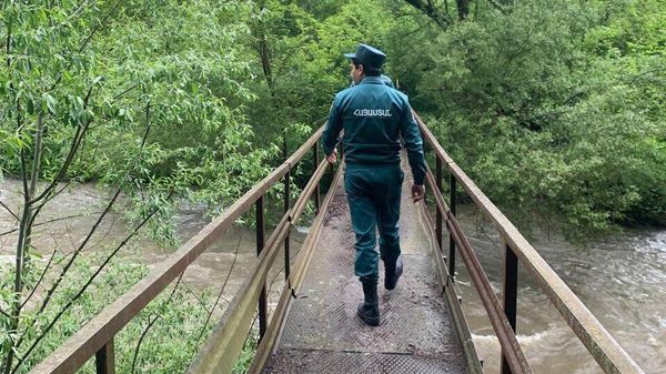 Спасатели обнаружили тело пропавшего гражданина и вытащили его из реки Памбак (17 мая 2024). Ванадзор - Sputnik Армения