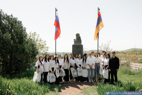 Участники агрошколы "Будущие лидеры села" посетили холм Паскевича Участники агрошколы "Будущие лидеры села" посетили холм Паскевича - Sputnik Армения