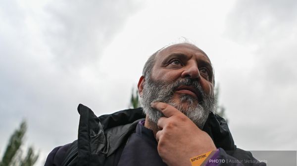 Епископ Баграт Галтанян у Мемориального комплекса Кавалеров Национального достоинства в Кольцевом парке (17 мая 2024). Еревaн - Sputnik Армения