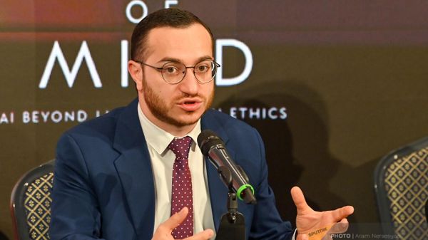 Министр высокотехнологичной промышленности Армении Мхитар Айрапетян на пресс-конференции о предстоящем форуме (20 мая 2024). Еревaн - Sputnik Армения