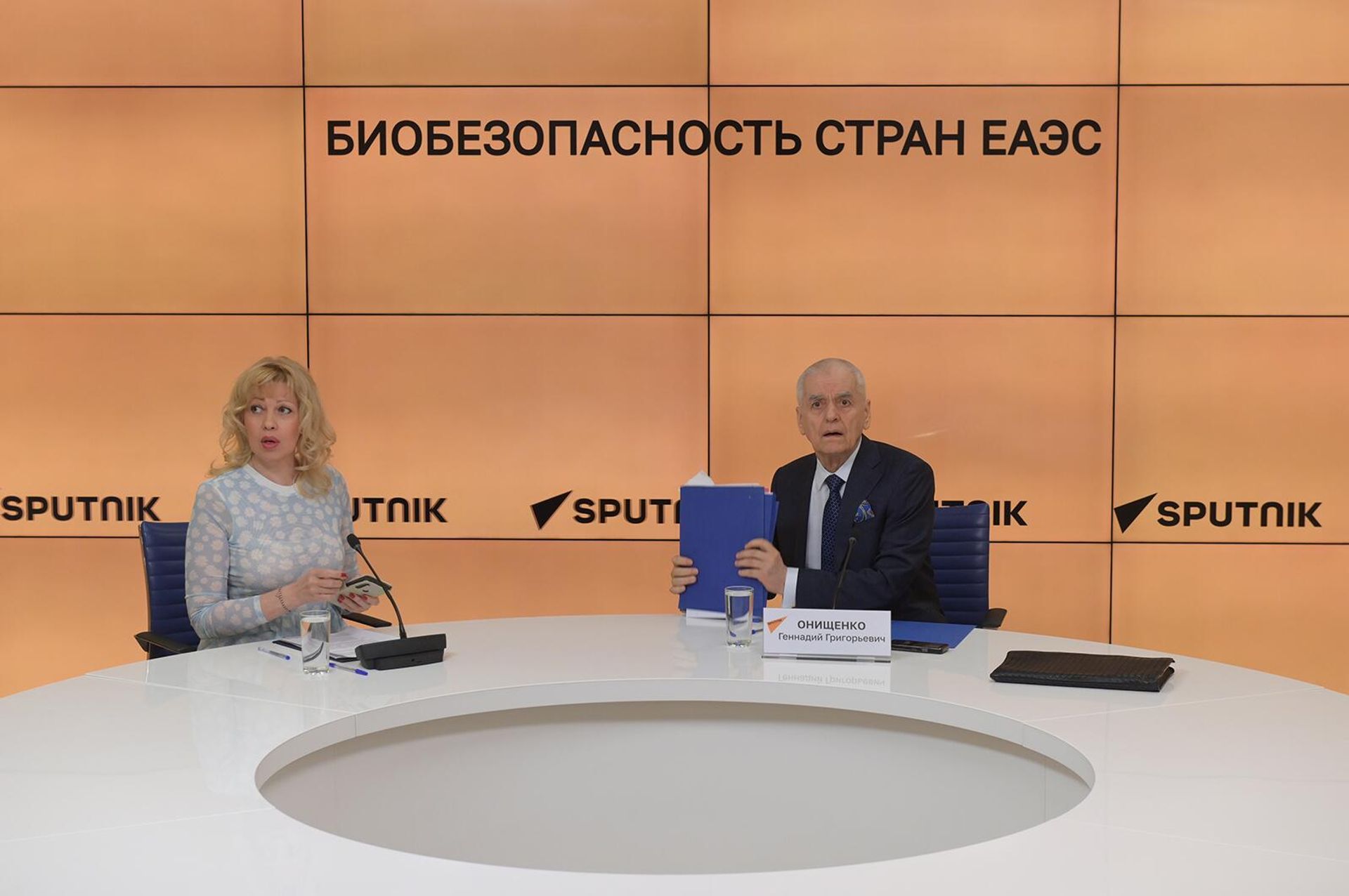 Академик РАН, заместитель президента Российской академии образования Геннадий Онищенко в ходе видеомоста  Биобезопасность стран ЕАЭС (20 мая 2024). Москвa - Sputnik Армения, 1920, 20.05.2024