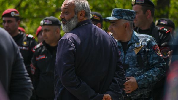 Епископ Баграт Галстанян на перекрытой дороге от села Саригюх к Киранцу (20 мая 2024). Тавуш - Sputnik Армения