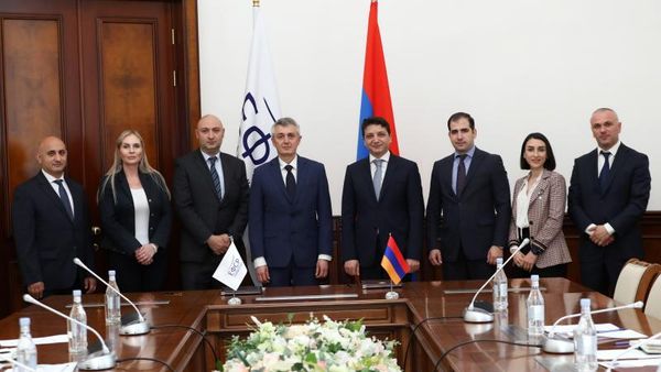 Министр финансов Ваге Ованнисян принял исполнительного директора Евразийского фонда стабилизации и развития Андрея Широкова (20 мая 2024). Еревaн - Sputnik Армения