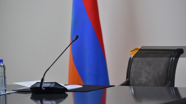 Пустое кресло министра иностранных дел Арарата Мирзояна - Sputnik Армения